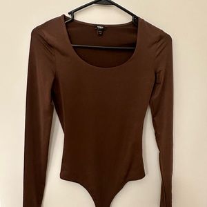 Body contour scoop neck bodysuit